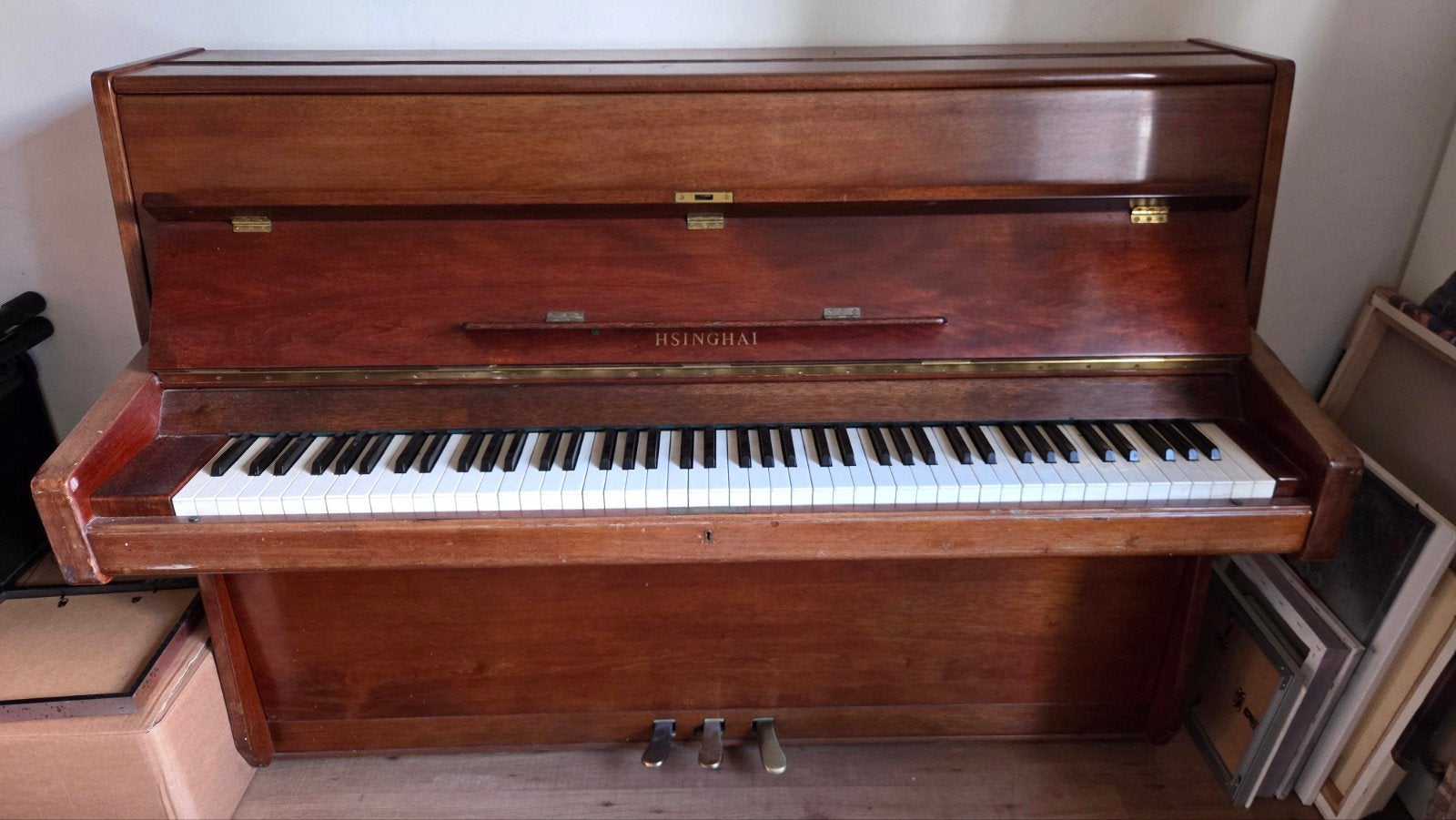 te koop piano HSINGHAI met kruk, Muziek en Instrumenten, Ophalen