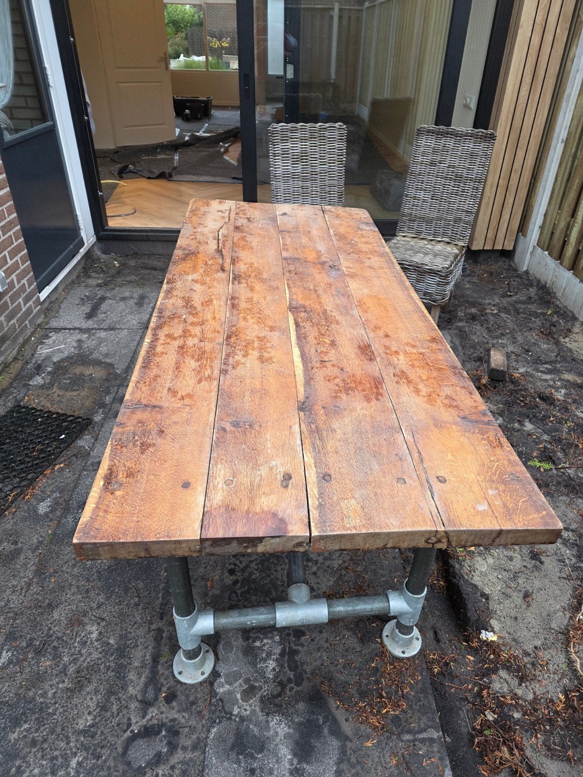 TEAB Robuuste houten tafel met metalen onderstel, Ophalen
