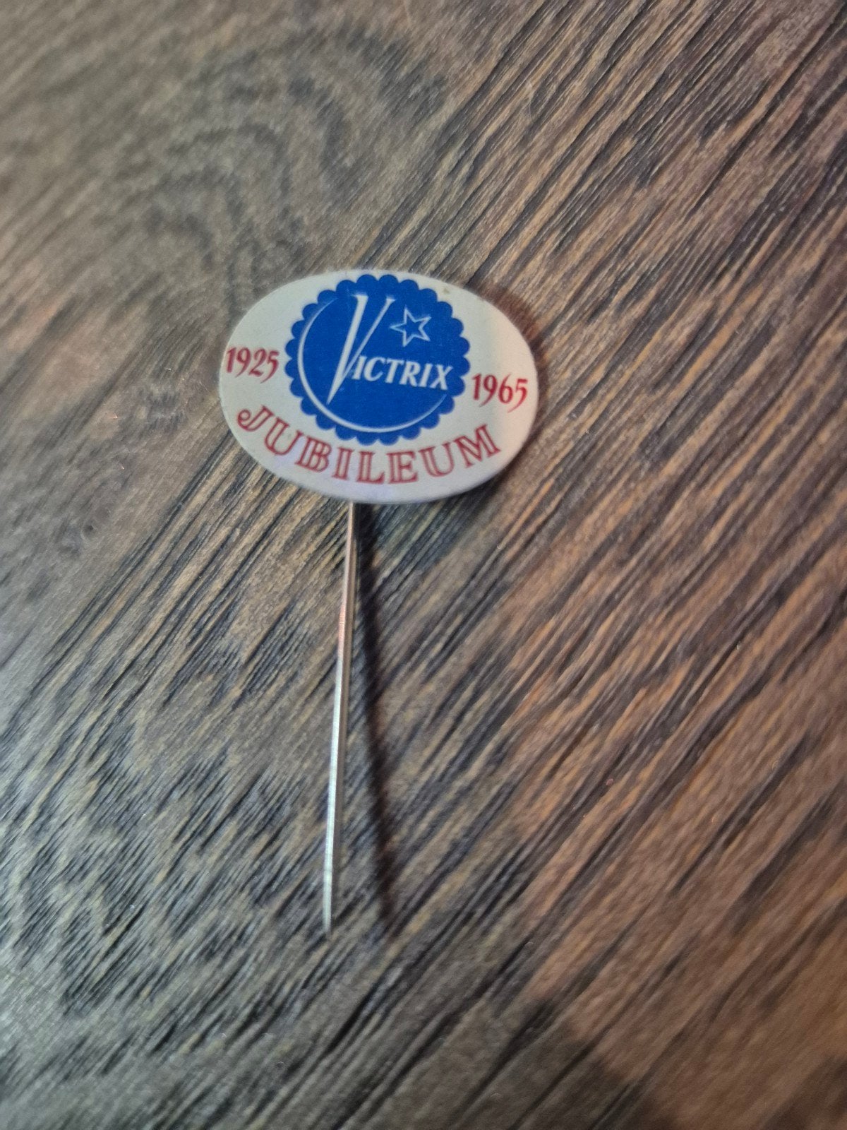 Vintage Victrix Jubileum Speldje 1925-1965, Verzamelen, Ophalen of Verzenden, Gebruikt, Overige onderwerpen, Speldje of Pin