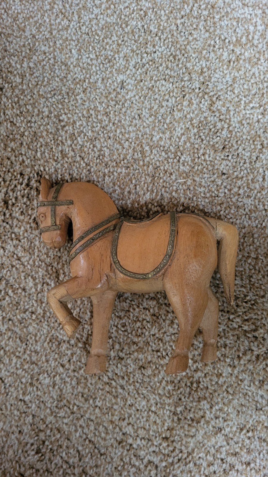 houten paard met koper sierbeslag 15 cm, Antiek en Kunst, Ophalen of Verzenden, Metaal