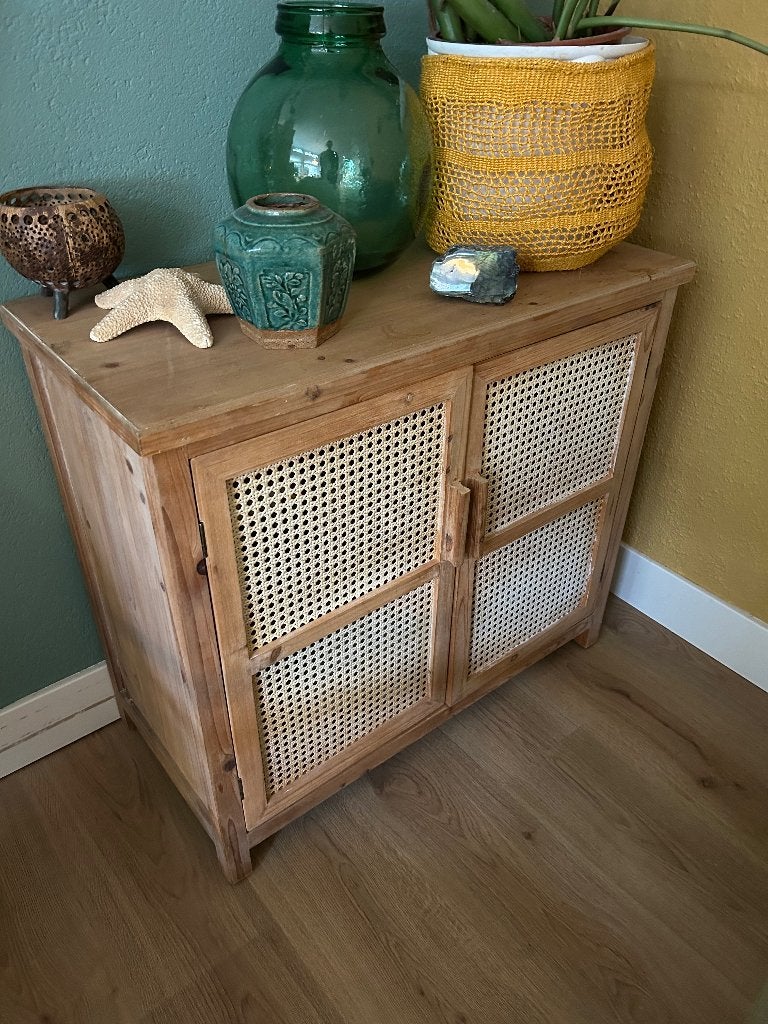 Houten kastje met rotan (webbing) deuren, Met plank(en), Gebruikt, Grenenhout, 25 tot 50 cm