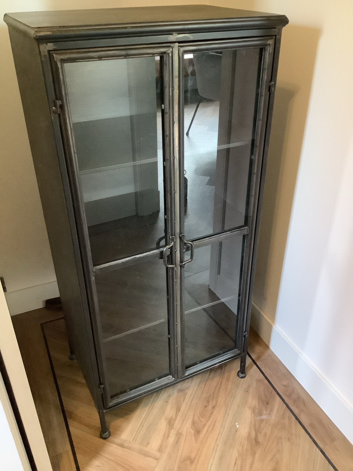 Bepurehome vitrinekast met glazen deuren, serie Puristic, Huis en Inrichting, Ophalen, Zo goed als nieuw