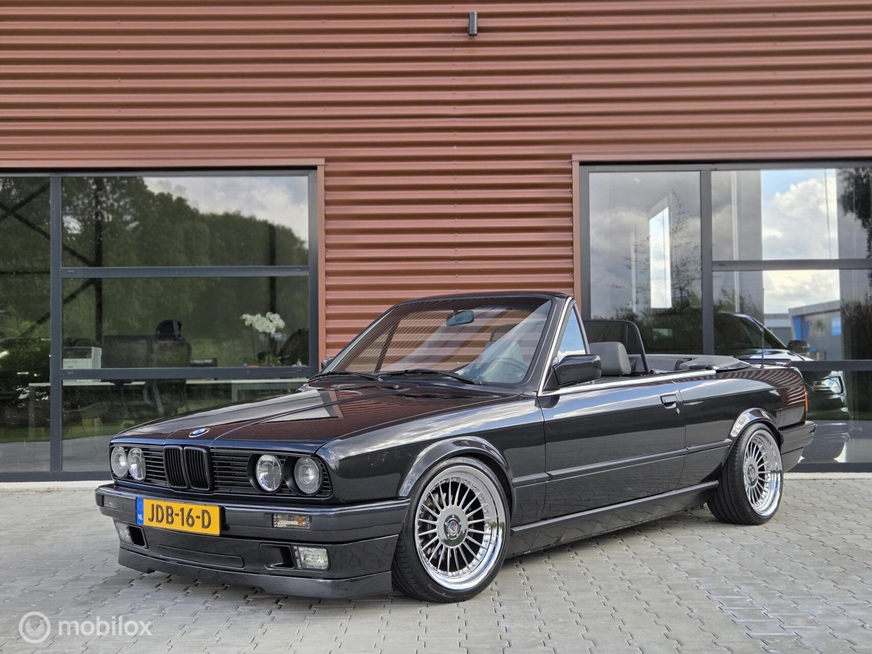 BMW 3-serie E30 Cabrio 320i 6cilinder 2e eigenaar, Achterwielaandrijving, Gebruikt, Zwart, Leder