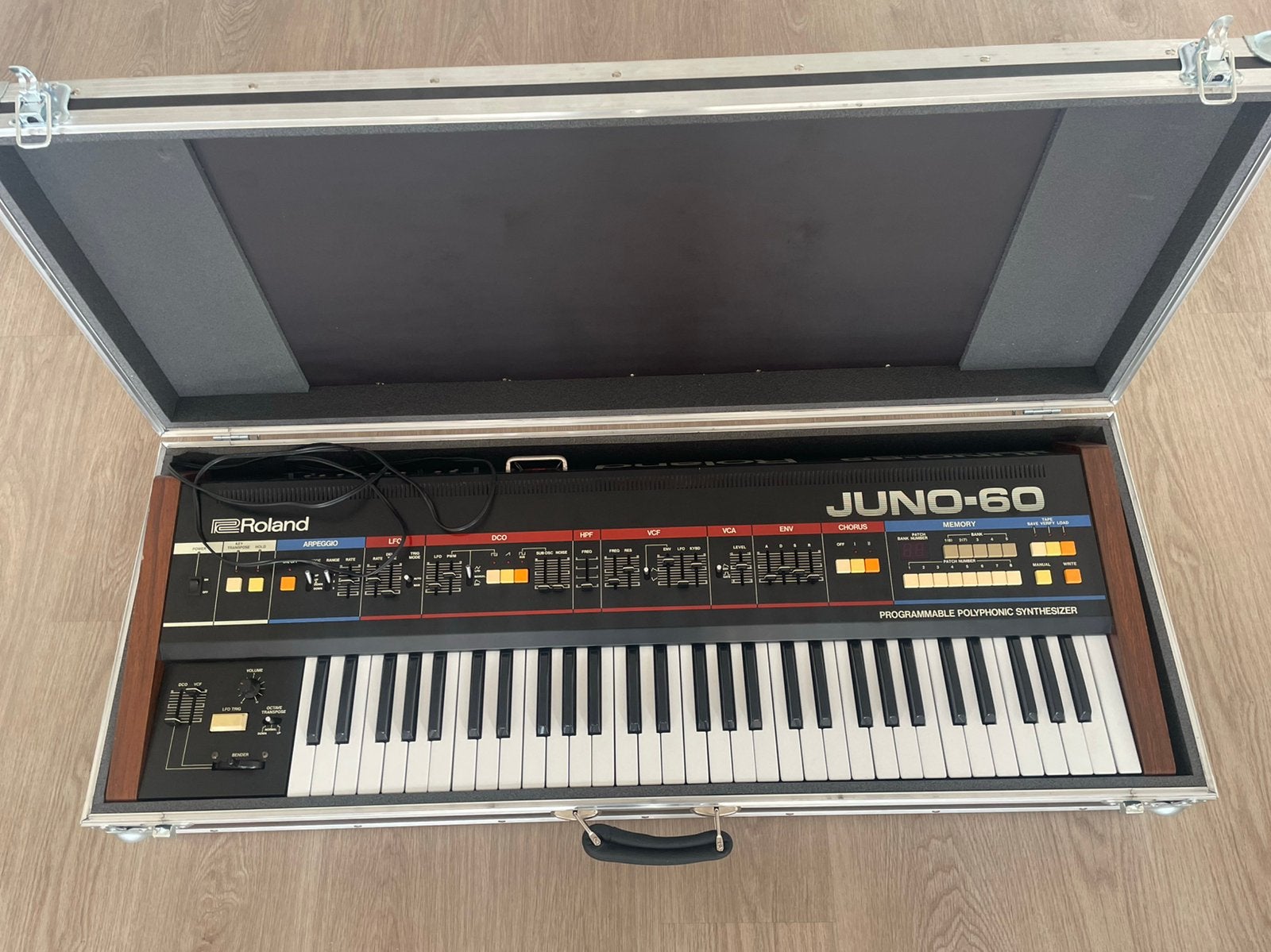 Roland Juno 60 | Flightcase, Ophalen, 61 toetsen, Roland, Zo goed als nieuw
