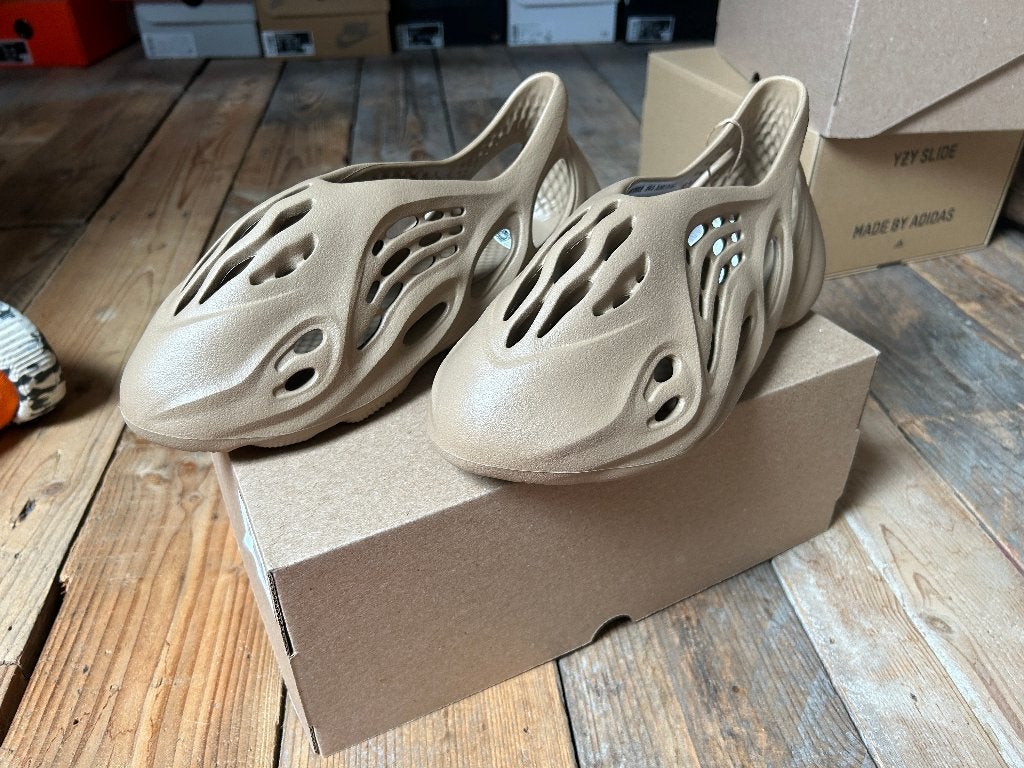 Adidas Yeezy Foam RNNR Clay Taupe - 43, Bruin, Nieuw, Ophalen of Verzenden, Sneakers of Gympen