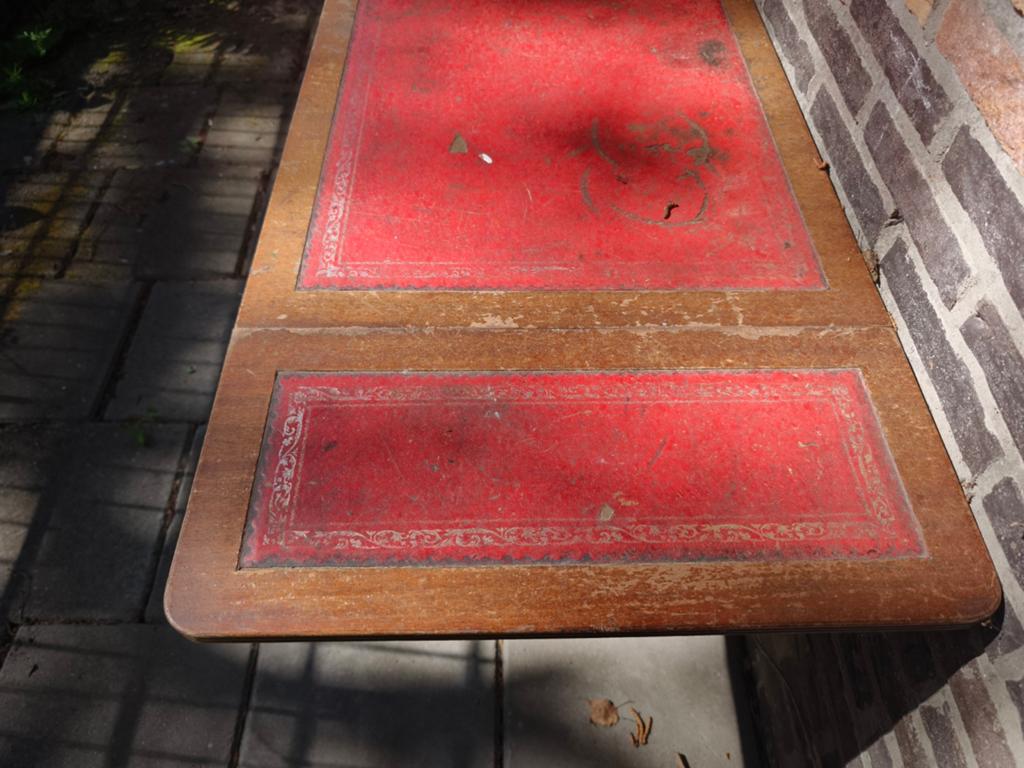 Antieke houten tafel met rood leren blad, Antiek en Kunst, Antiek | Meubels | Tafels, Ophalen