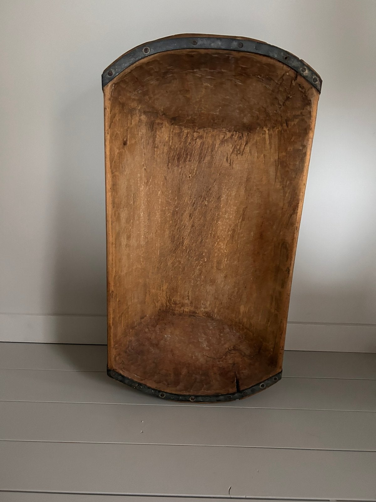 Oude deegtrog uit een bakkerij., Ophalen