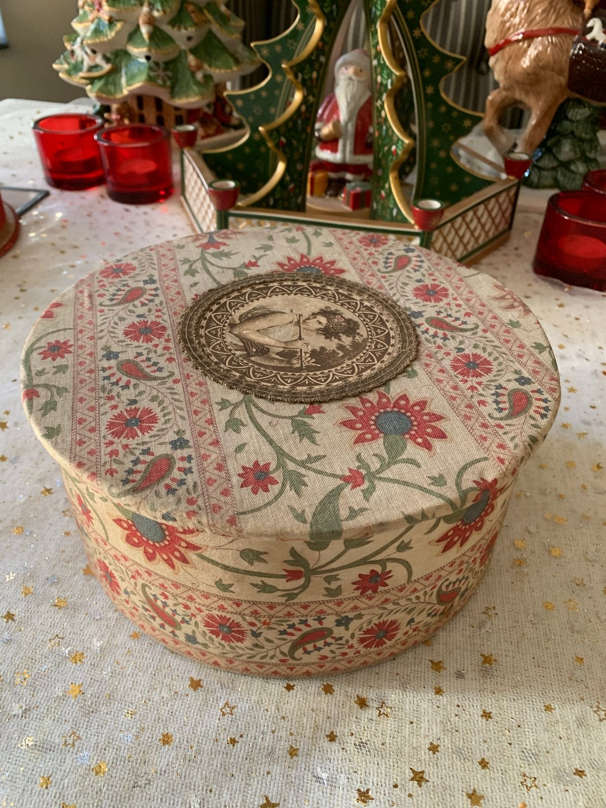 Oude stoffen doos met medaillon, bloemenpatroon, Ophalen of Verzenden