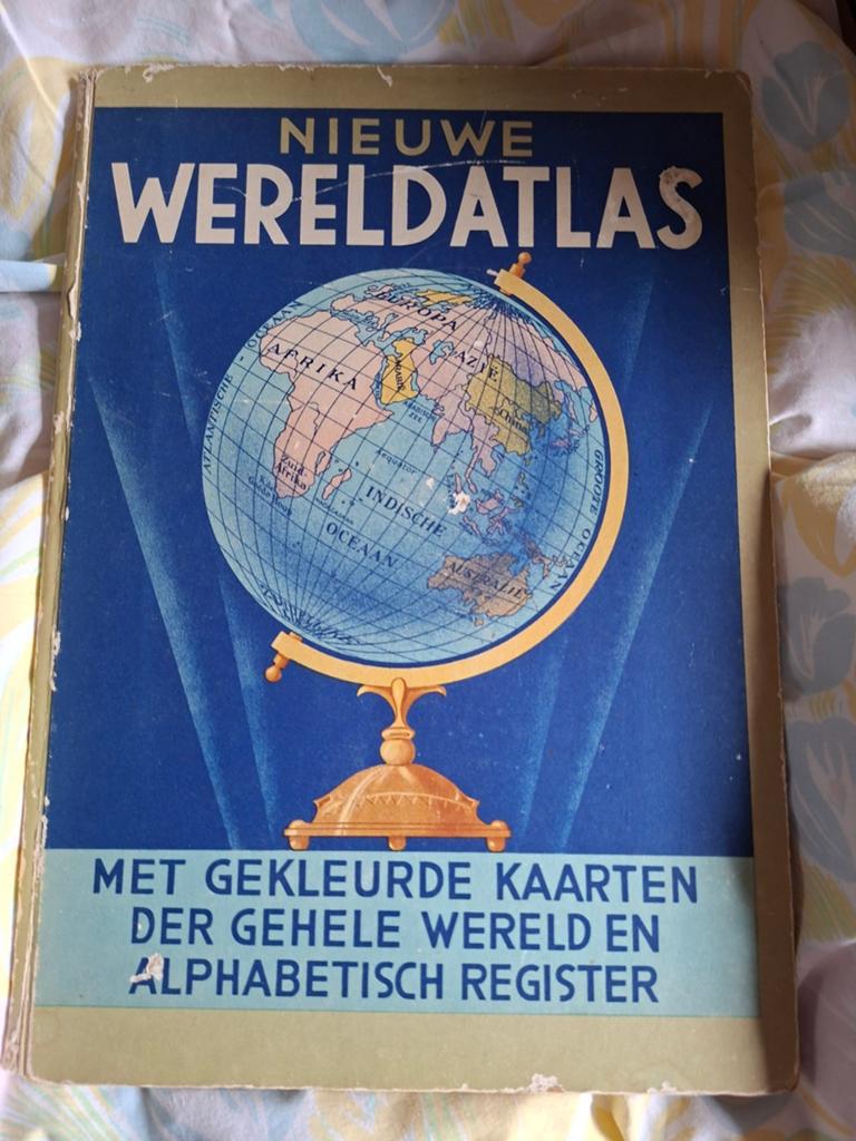 Nieuwe Wereldatlas - Met gekleurde kaarten, Boeken, Gelezen, Overige atlassen, Ophalen of Verzenden, 1800 tot 2000