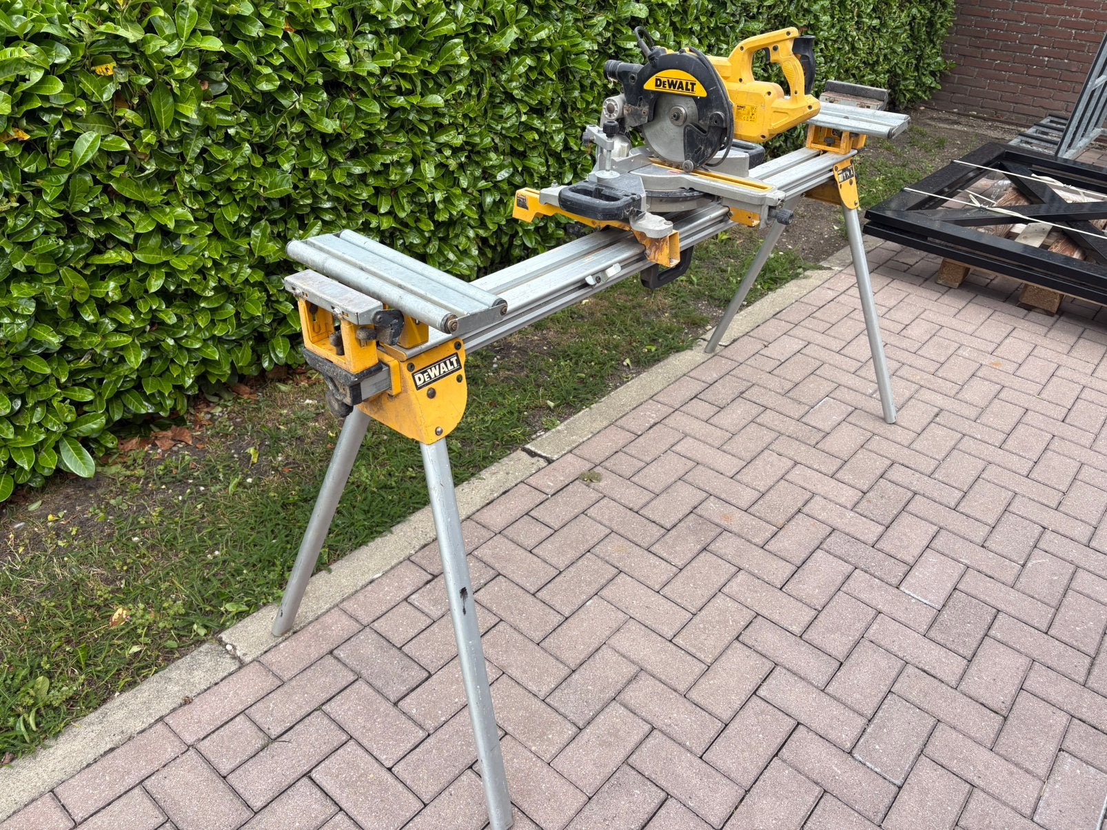 Dewalt afkortzaag met onderstel, Doe-het-zelf en Verbouw, Gereedschap | Zaagmachines, Gebruikt, Ophalen of Verzenden, Afkortzaag