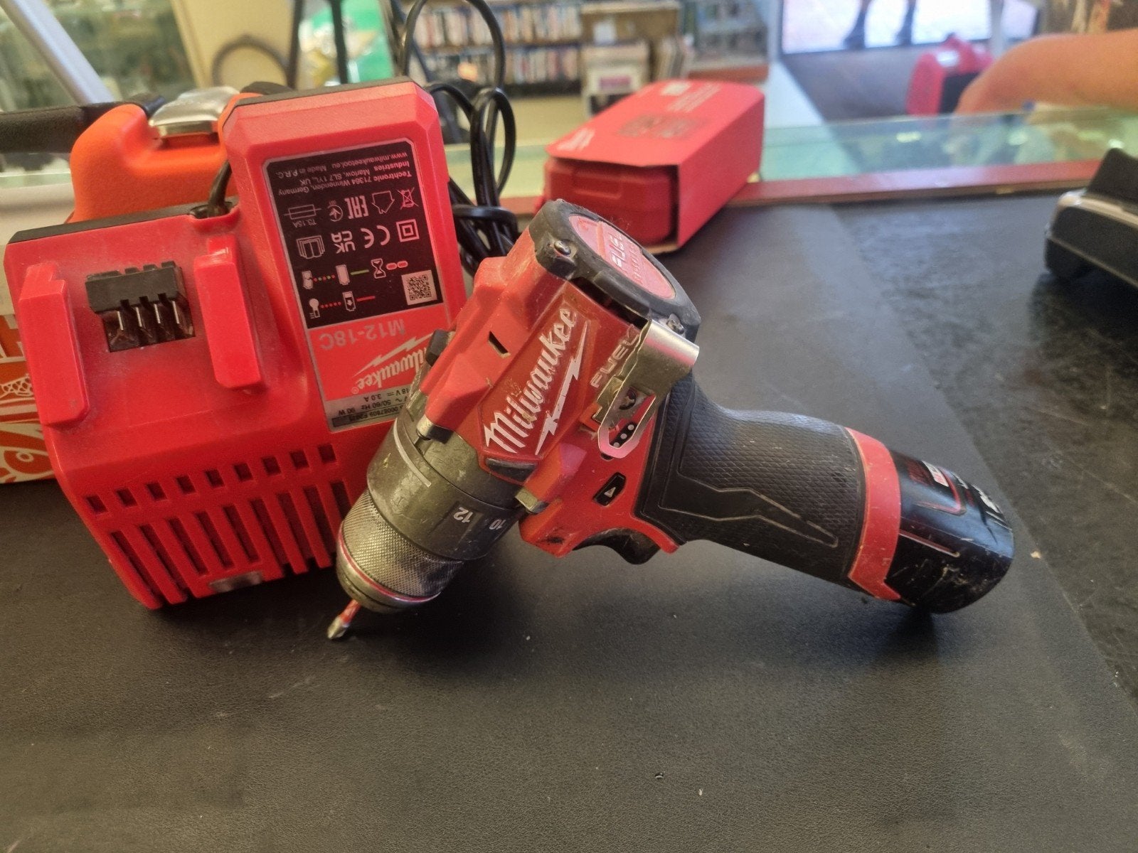 Milwaukee M12 FUEL Boor-/Schroefmachine met Accu en Lader, Gebruikt, Info@milwaukeetool.eu, Ophalen of Verzenden, Milwaukee