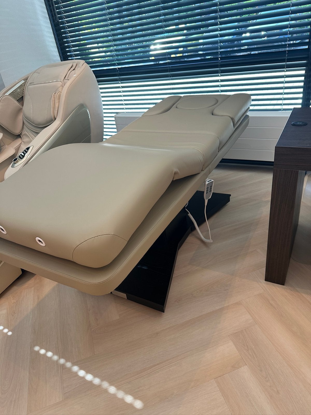 Elektrische Behandelstoel beige Quirumed, Sport en Fitness, Ophalen, Zo goed als nieuw, Massagetafel