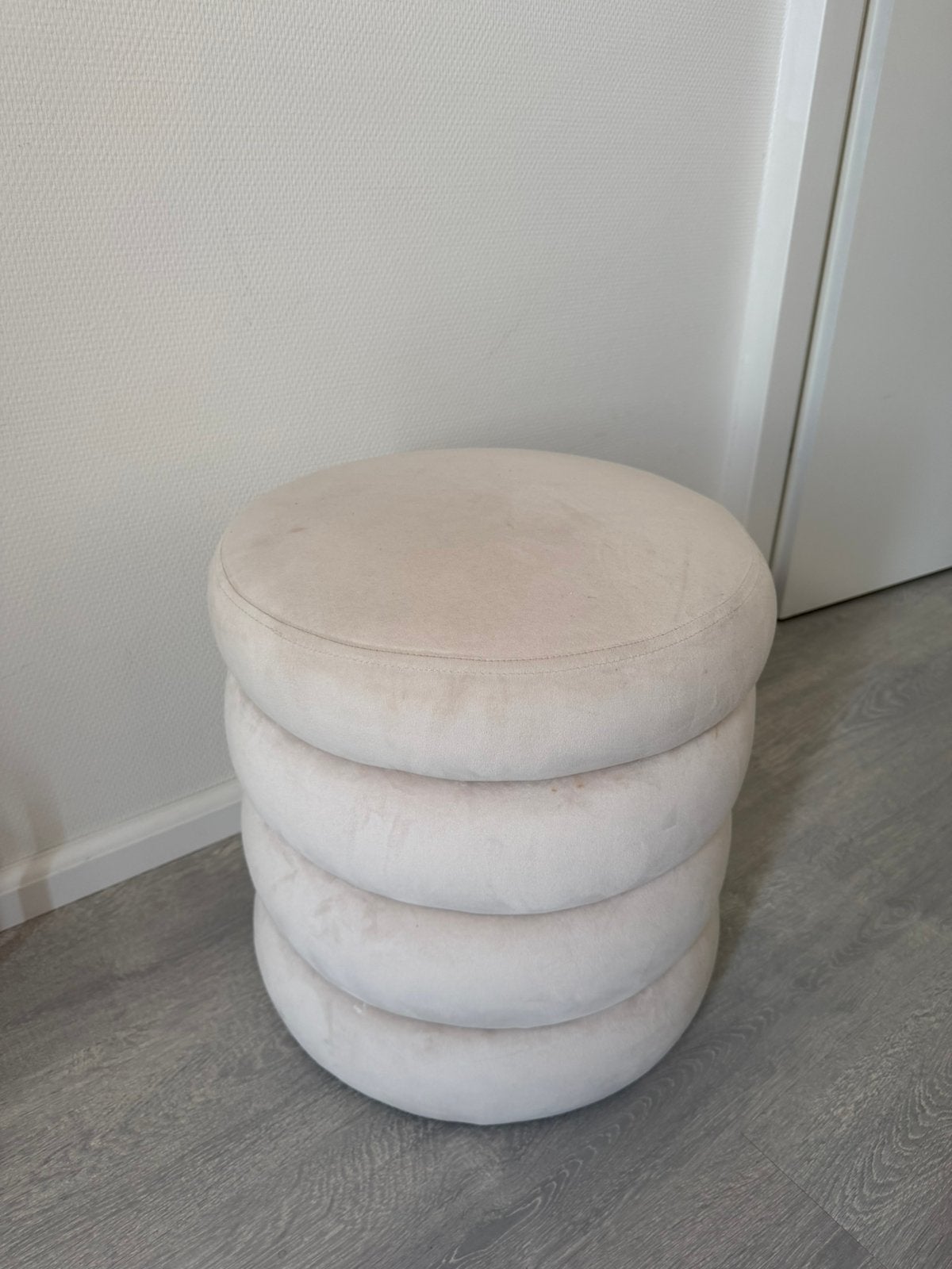 Beige poef westwing, Huis en Inrichting, Banken | Voetenbanken en Poefen, Ophalen, Zo goed als nieuw, Rond, Minder dan 50 cm