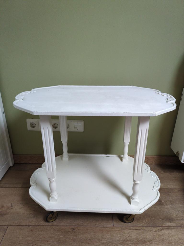 Vintage bijzettafel op wieltjes - wit, sierlijk design, Huis en Inrichting, Tafels | Bijzettafels, Gebruikt, 55 tot 75 cm, Vintage, Klassiek, Sierlijk