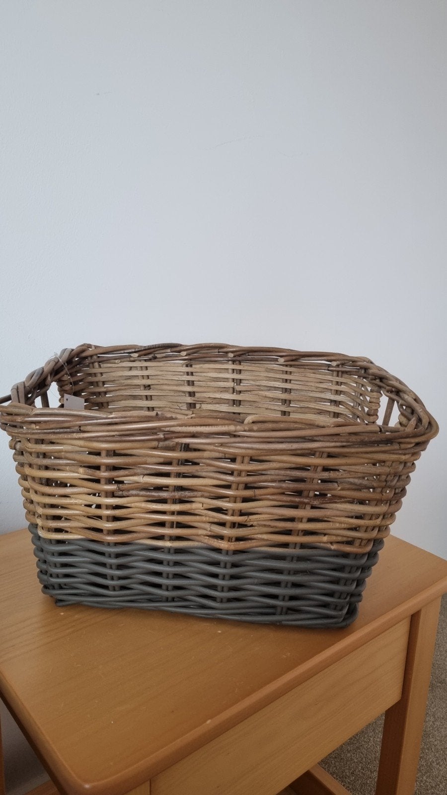 Grote rieten mand, grijs en naturelkleurig, Huis en Inrichting, Gevlochten, Mand, Nieuw, Ophalen of Verzenden