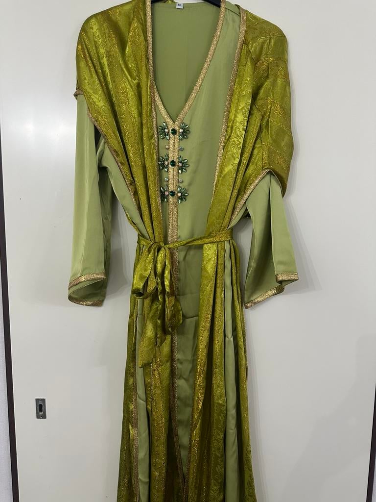 Nieuwe groene Johara/satijnen jurk te koop!, Ophalen, Galajurk, Maat 46/48 (XL) of groter, Zo goed als nieuw