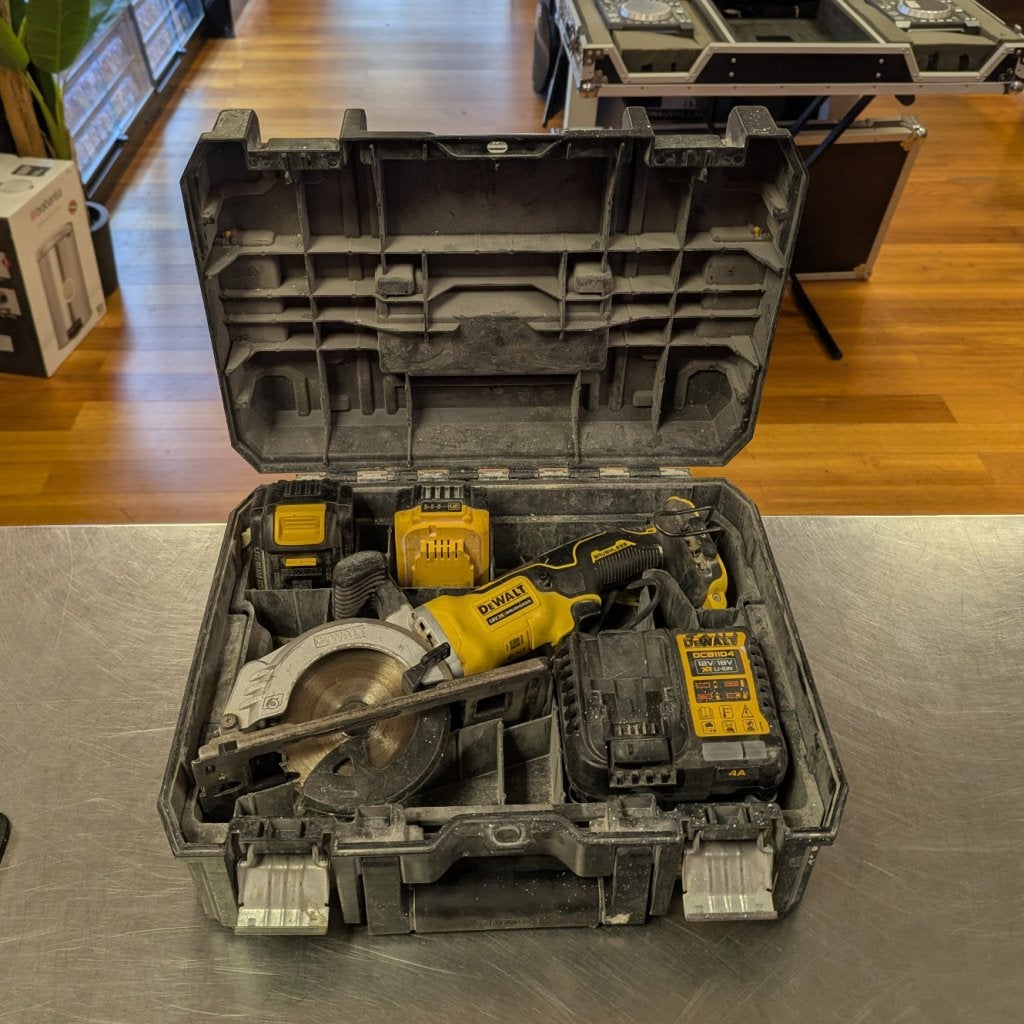 DeWalt DCS571NT Accu Cirkelzaag, Dewalt, Zo goed als nieuw, Support@dewalt.com, 701 E. Joppa Road
Towson, MD 21286
USA