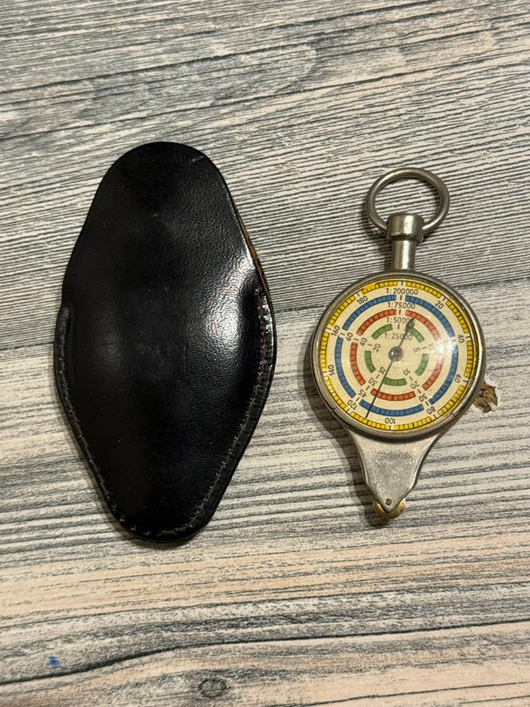 Duitse WW2 curvemesser (kaartmeter) met leren hoes, Ophalen of Verzenden, Duitsland