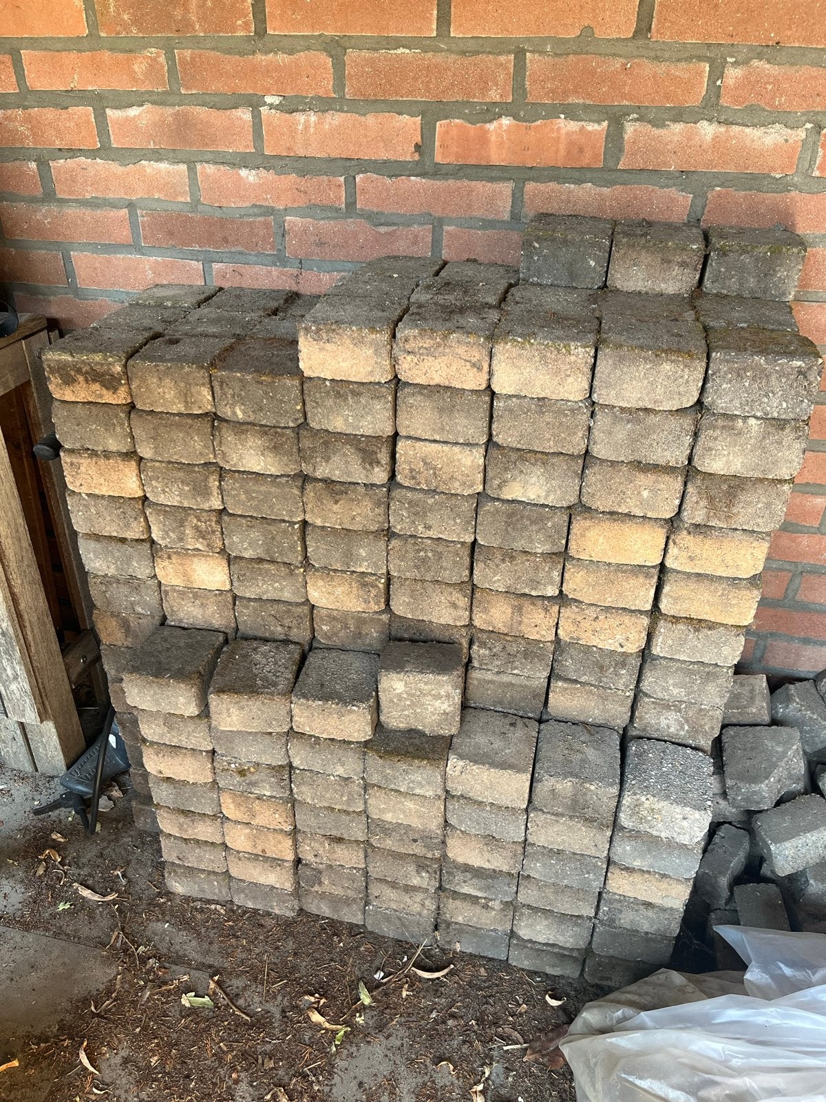 Gratis gebruikte betonklinkers voor tuin of oprit, Ophalen, Gebruikt, Klinkers, 10 m² of meer