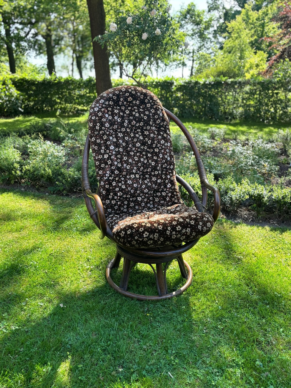 Vintage Retro Manou Rotan Egg Chair met Bloemenkussen, Huis en Inrichting, Stoelen, Ophalen, Gebruikt, Bruin, Riet of Rotan