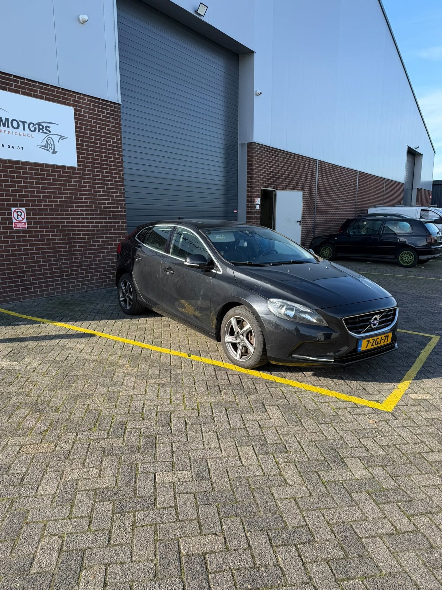 Volvo V40 D4 2.0| Leder| Sportvelgen| Camera| NAP, Auto's, Voorwielaandrijving, Euro 5, Gebruikt, Zwart