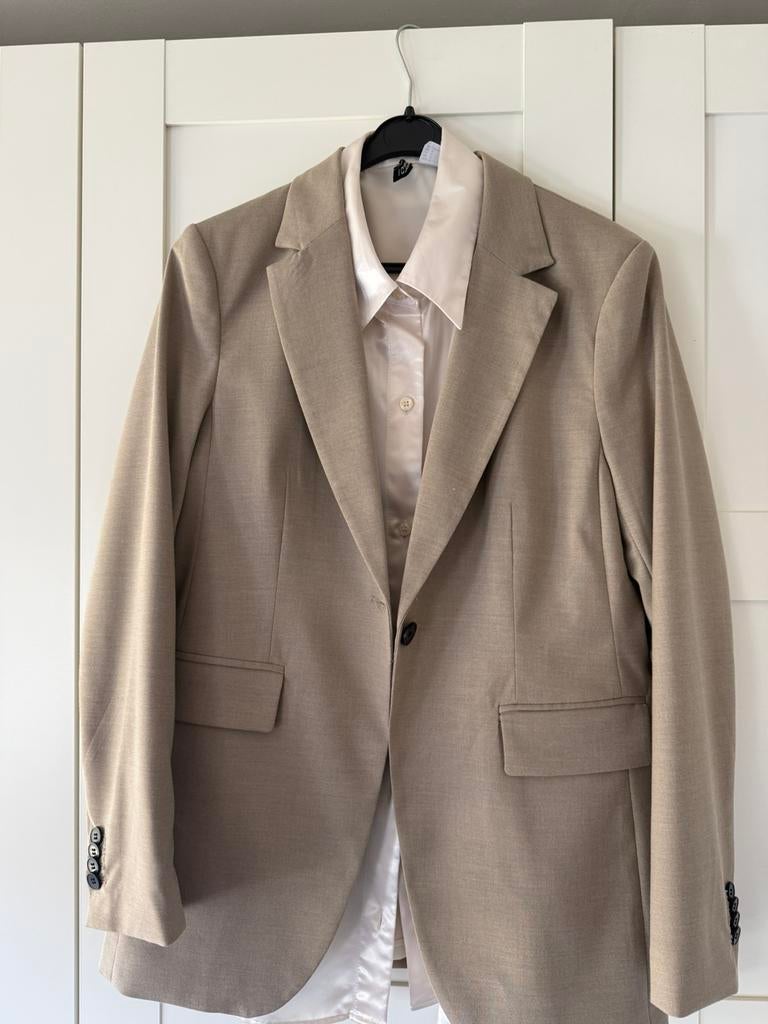 Dames kostuum incl blouse maat 40, Ophalen of Verzenden, Zo goed als nieuw, Maat 38/40 (M), Beige
