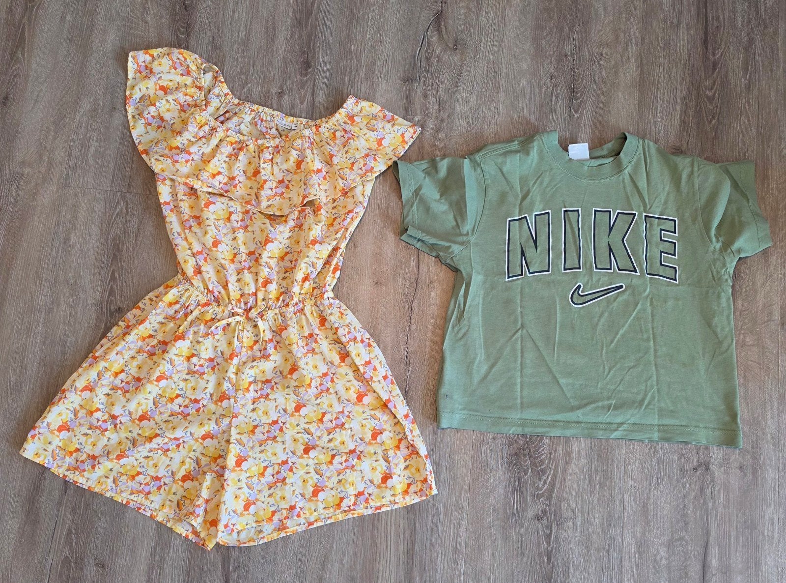 Nike T-shirt en bloemen jumpsuit, meisjes maat 11/12 jaar, Kinderen en Baby's, Meisje, Ophalen of Verzenden, Zo goed als nieuw