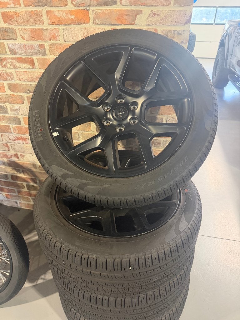 Nieuwe sets Dodge Ram 1500 wielen en banden, Auto-onderdelen, Ophalen, 285 mm, Nieuw, Overige maten