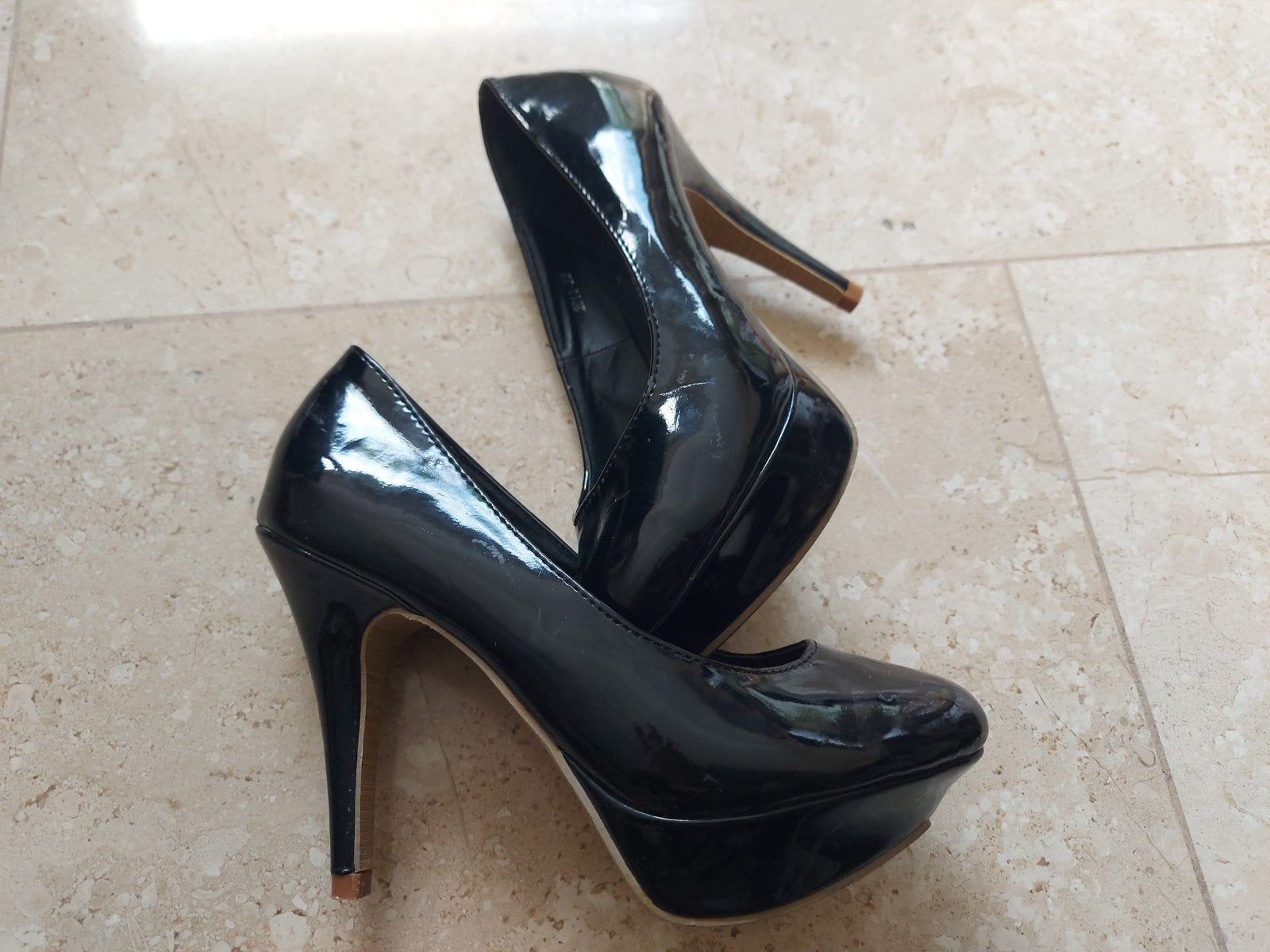 NIEUW Zwarte lakschoenen met naaldhak, Kleding | Dames, Schoenen, Ophalen of Verzenden, Nieuw, Zwart
