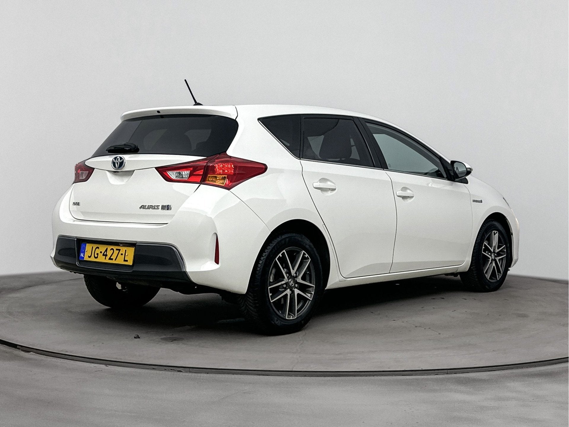 Toyota Auris 1.8 Hybrid Aspiration | Cruise Control | Parkee, Gebruikt, Zwart, 4 cilinders, Wit