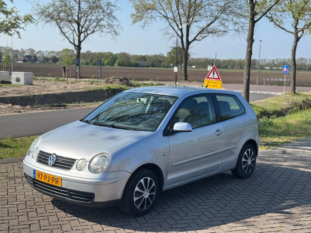 Volkswagen Polo 1.4 55KW AUT 2004 Grijs, Auto's, Volkswagen, 74 pk, 49 €/maand, Origineel Nederlands, Bedrijf