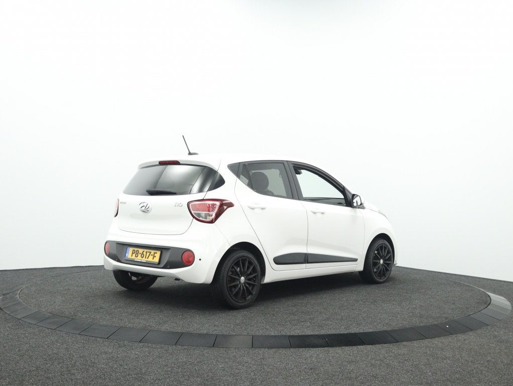 Hyundai i10 1.0i i-Premium | Navigatie | Stoelverwarming | C, Auto's, Keurmerk '100% Onderhouden', 12 maanden, Stof, Gebruikt