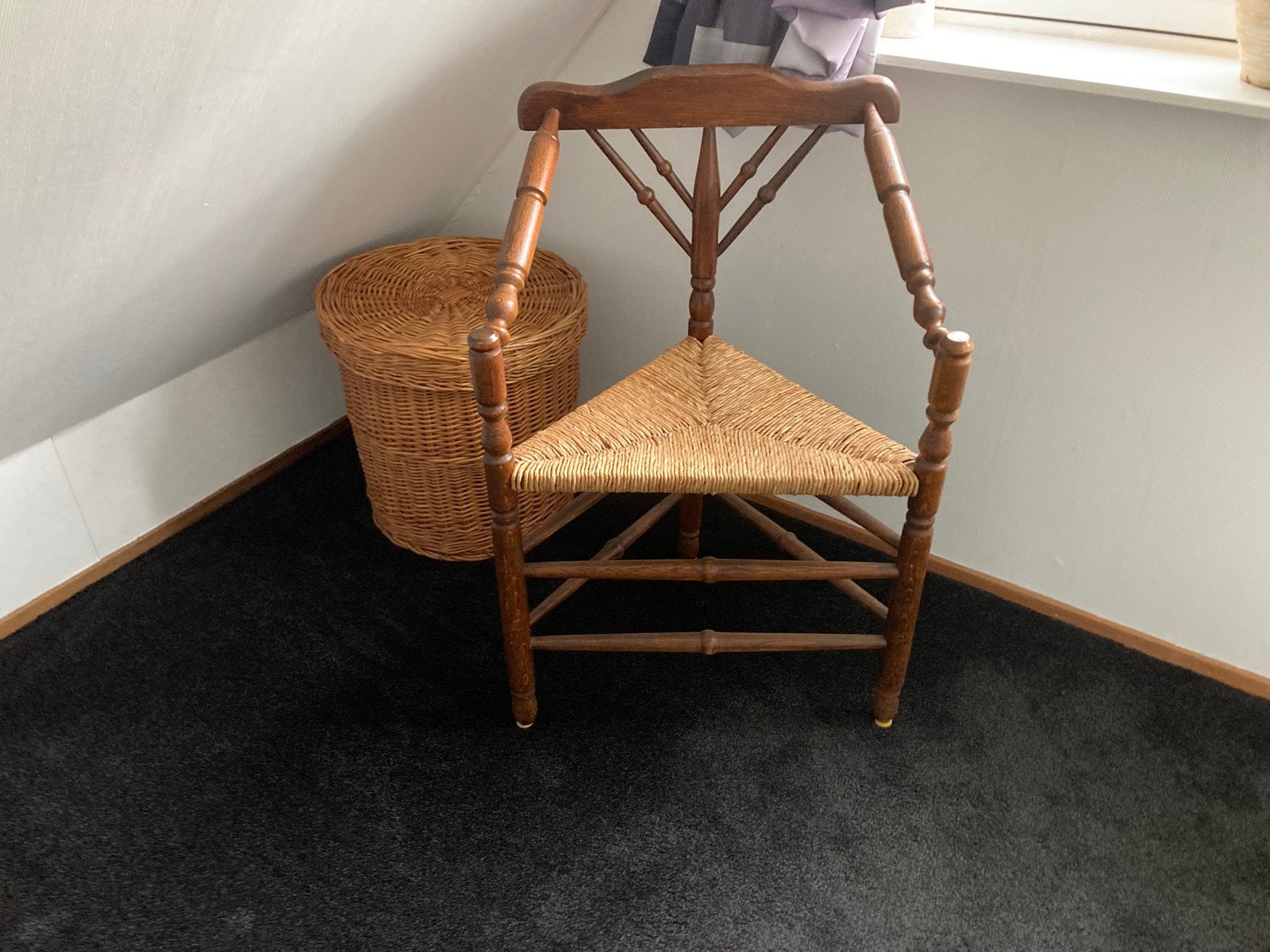Rieten driepoot stoel, Ophalen, Bruin, Hout, Zo goed als nieuw