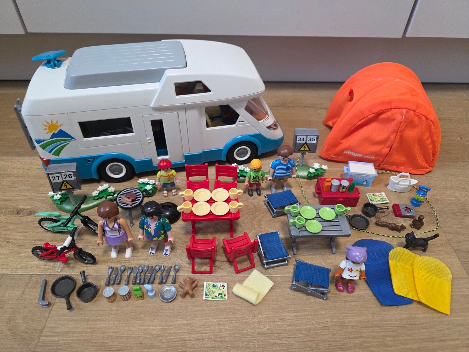 Playmobil 70088 camper en 70089 kampeerders met tent, Ophalen of Verzenden, Zo goed als nieuw, Complete set