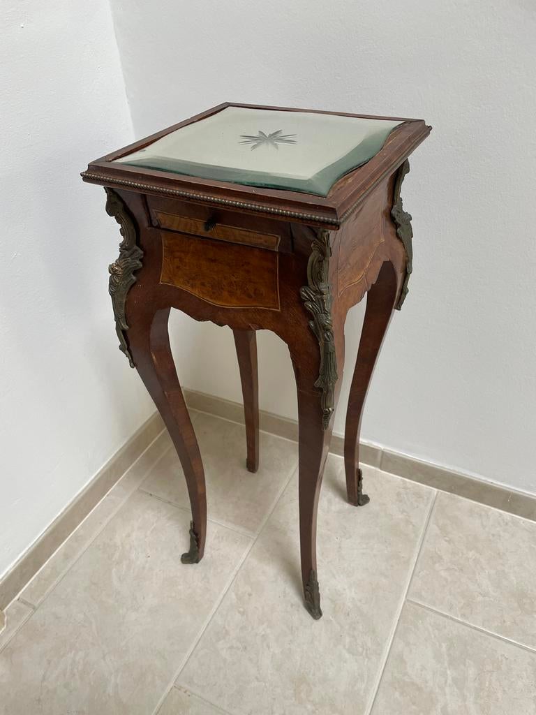 Antieke Louis XV Vitrinetafel met Inlegwerk en Bronsbeslag, Ophalen of Verzenden