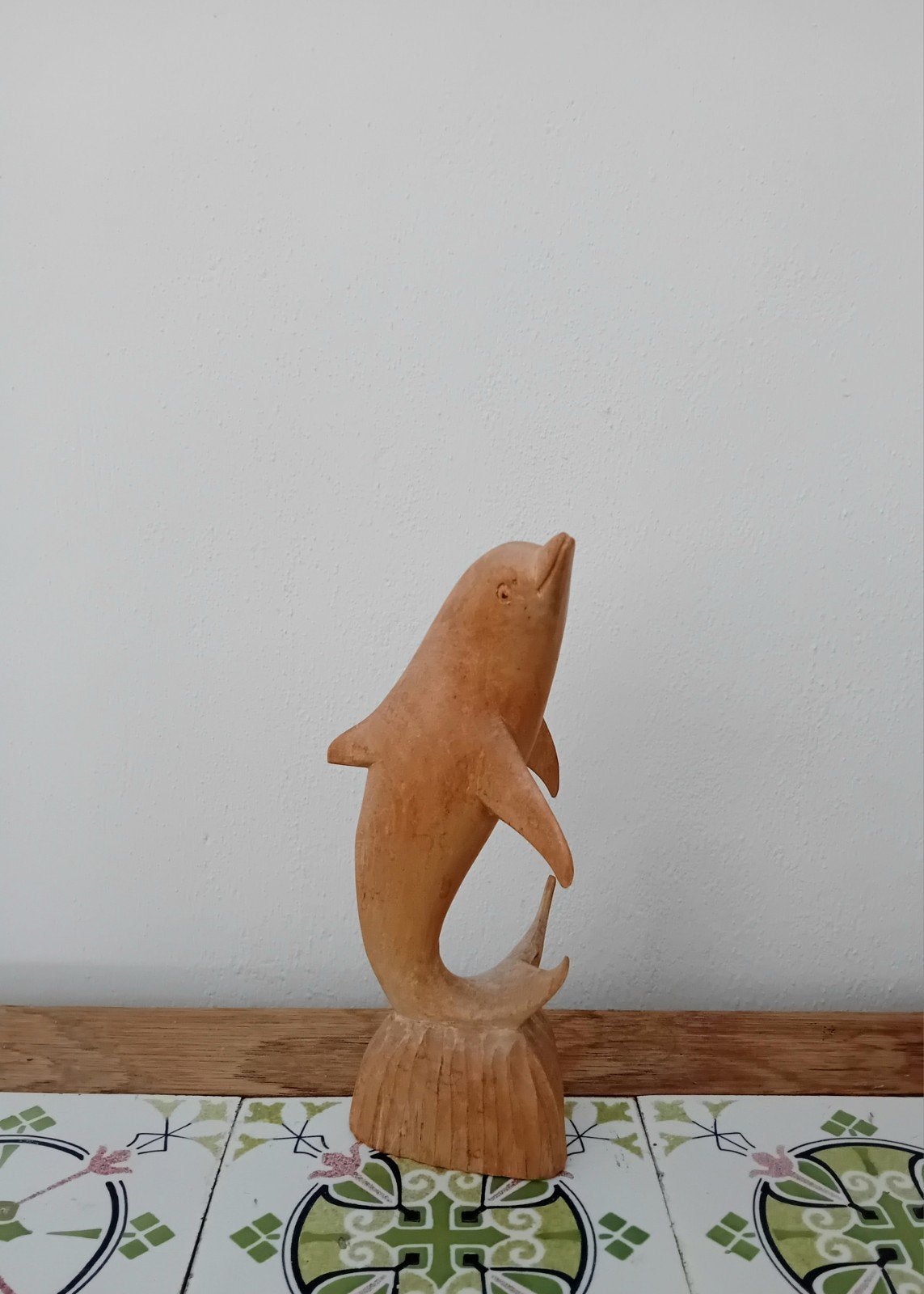 Houten dolfijn beeldje - Handgesneden uit Indonesië, Minder dan 20 cm, Ophalen of Verzenden, Handgemaakt, Zeeleven