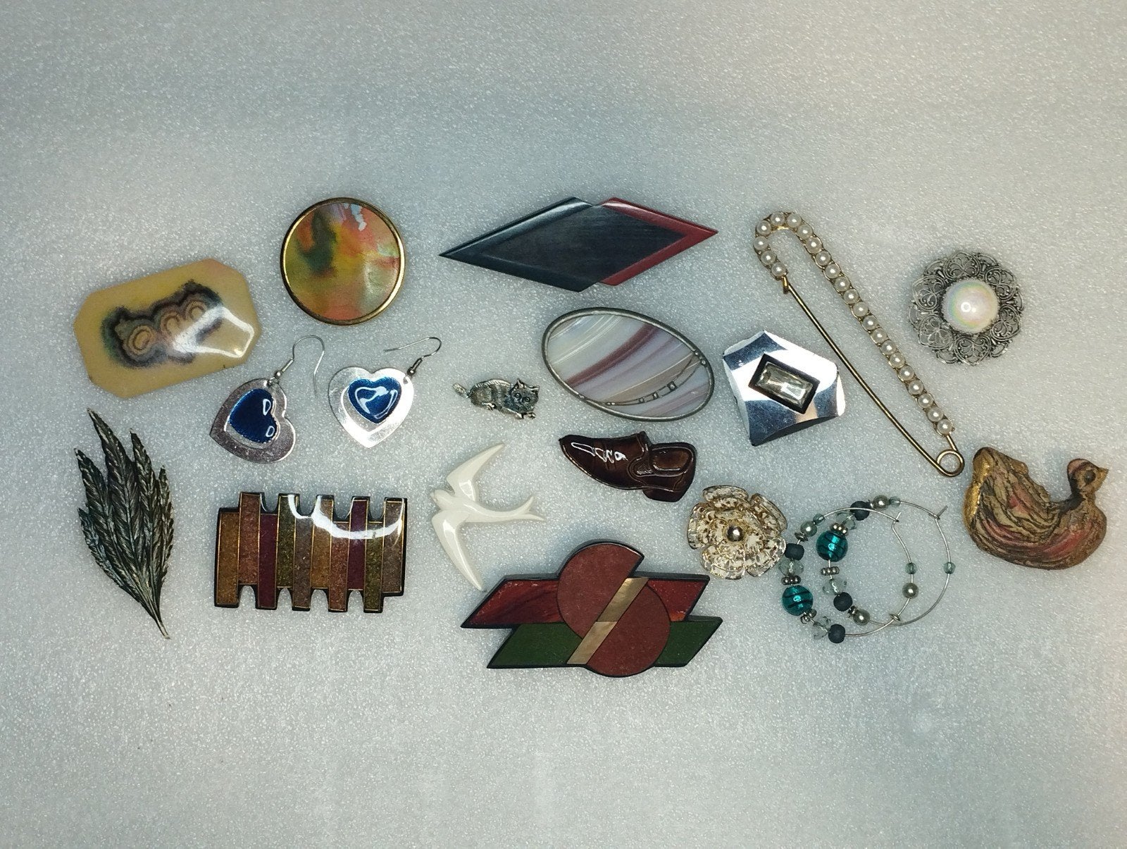 17 sieraden in één lot: oorbellen en broches, Ophalen of Verzenden, Overige kleuren, Overige materialen