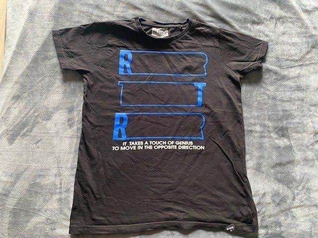 Retour zwart t-shirt met blauwe print en witte tekst mt 164, Ophalen of Verzenden, Zo goed als nieuw, Shirt of Longsleeve, Jongen
