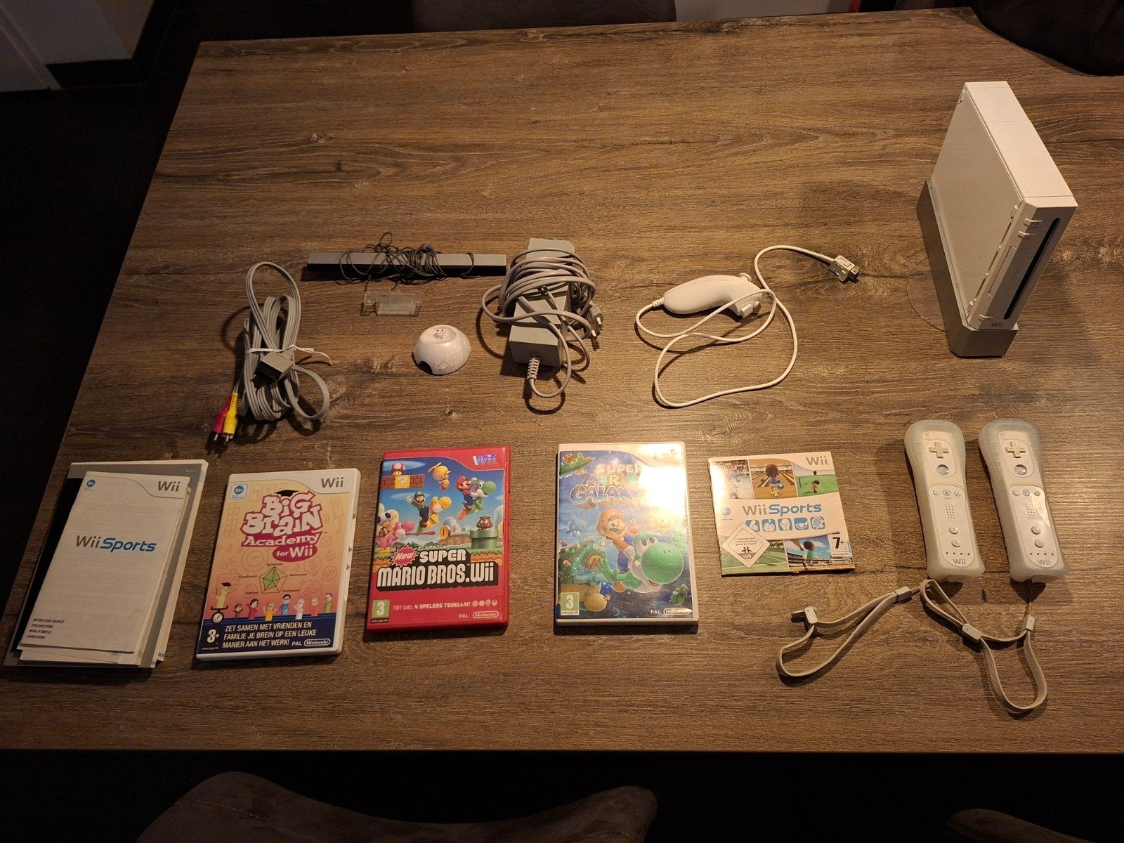 Complete Wii met 2 controllers, en o.a Mario Galaxy 2, Ophalen of Verzenden, Gebruikt, Met 2 controllers, Met games