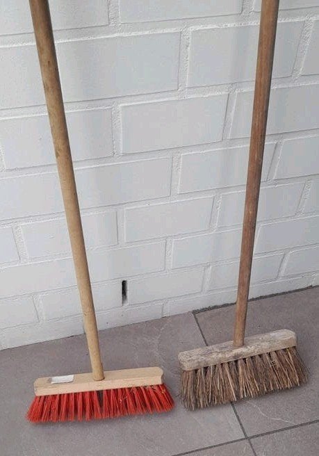 Twee bezems met houten steel, Ophalen, Bezem of Borstel