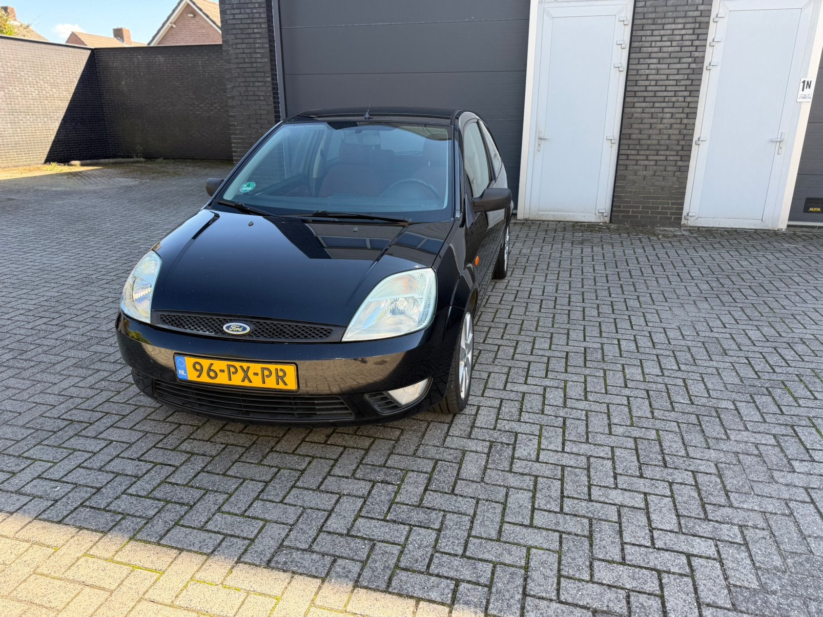 Ford Fiësta 2005 Zwart airco nieuwe apk, Auto's, Voorwielaandrijving, 1596 cc, 15 km/l, 40 €/maand