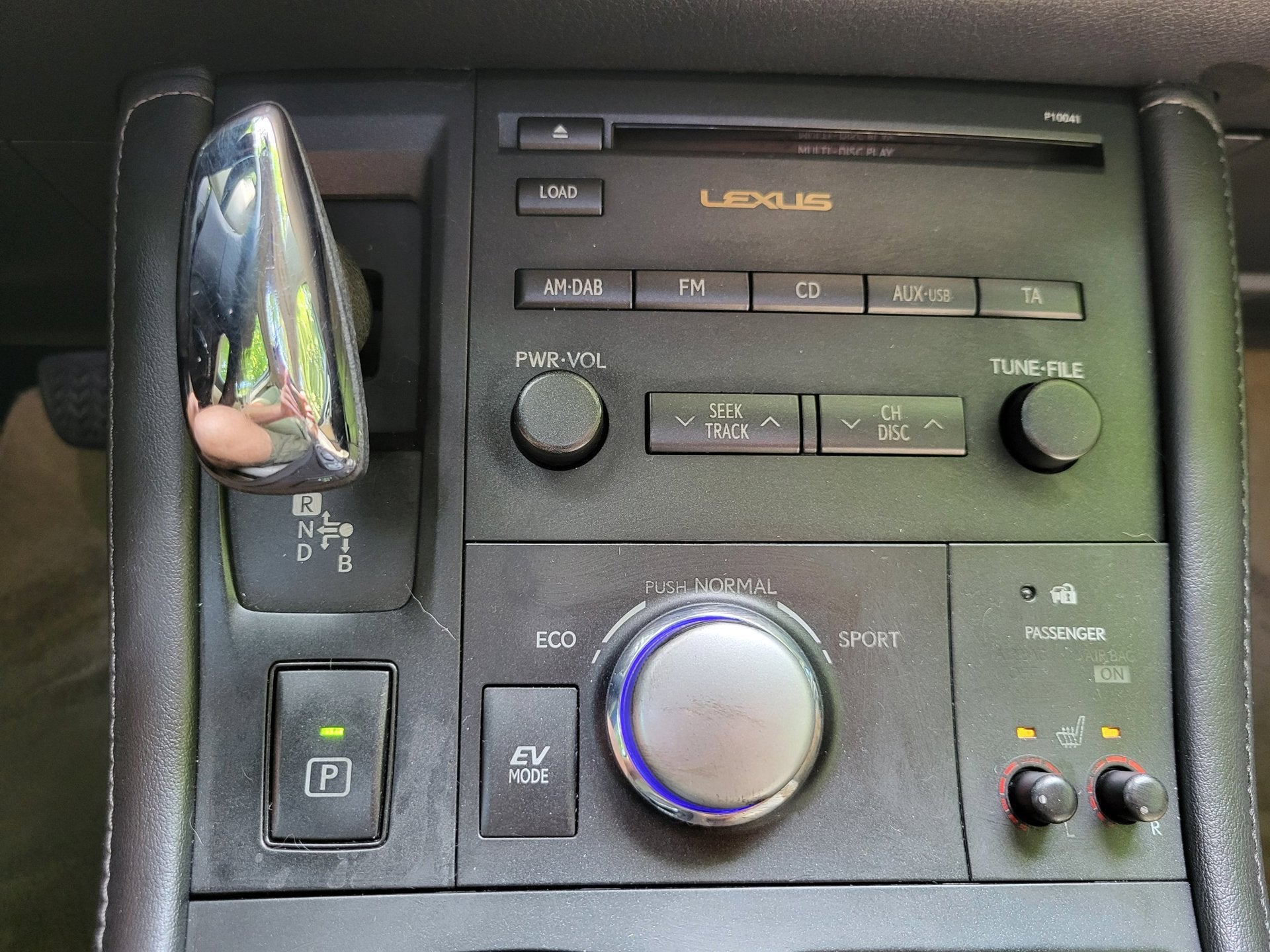 Lexus CT 200h Hybride 136 ch • Boîte auto • Cuir beige • GPS • Caméra de recul • Keyless