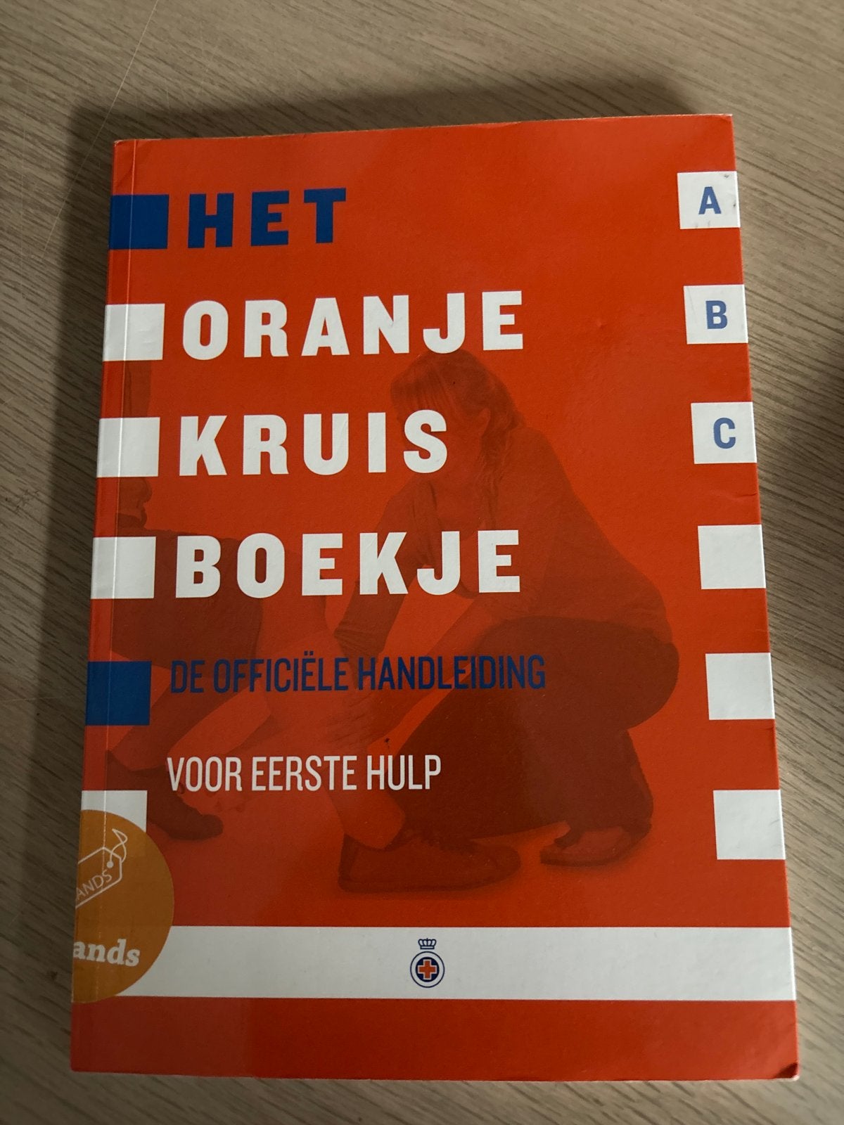 Het Oranje Kruis Boekje - Officiële Handleiding Eerste Hulp, Boeken, Ophalen of Verzenden, Zo goed als nieuw, Overige uitgevers