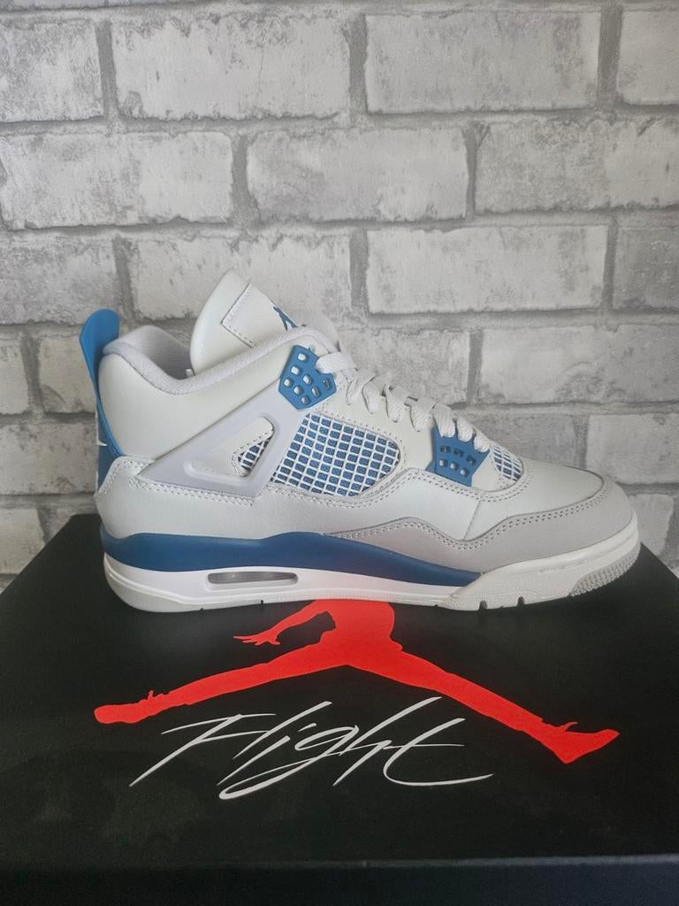 Air Jordan 4 retro MILITARY BLUE maat 42 & 42, Ophalen of Verzenden, Nieuw, Blauw