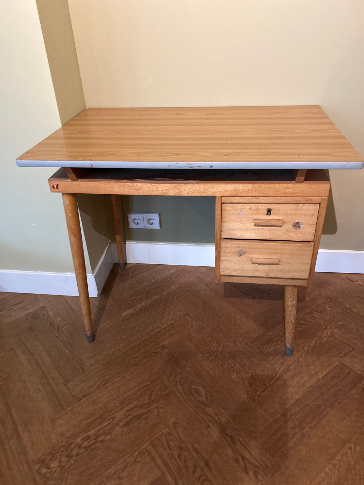 Vintage houten bureau met lades, Gebruikt, Schoolbureau, Ophalen of Verzenden, Overige merken