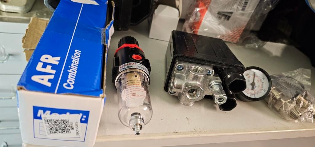 Pressostaat met waterafscheider en manometer, Ophalen of Verzenden