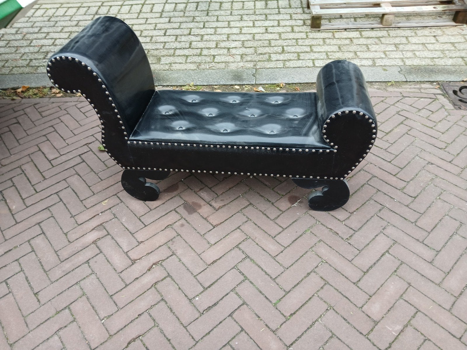 Zwarte chaise longue met siernagels, Ophalen, Hout, Gebruikt, Eenpersoons