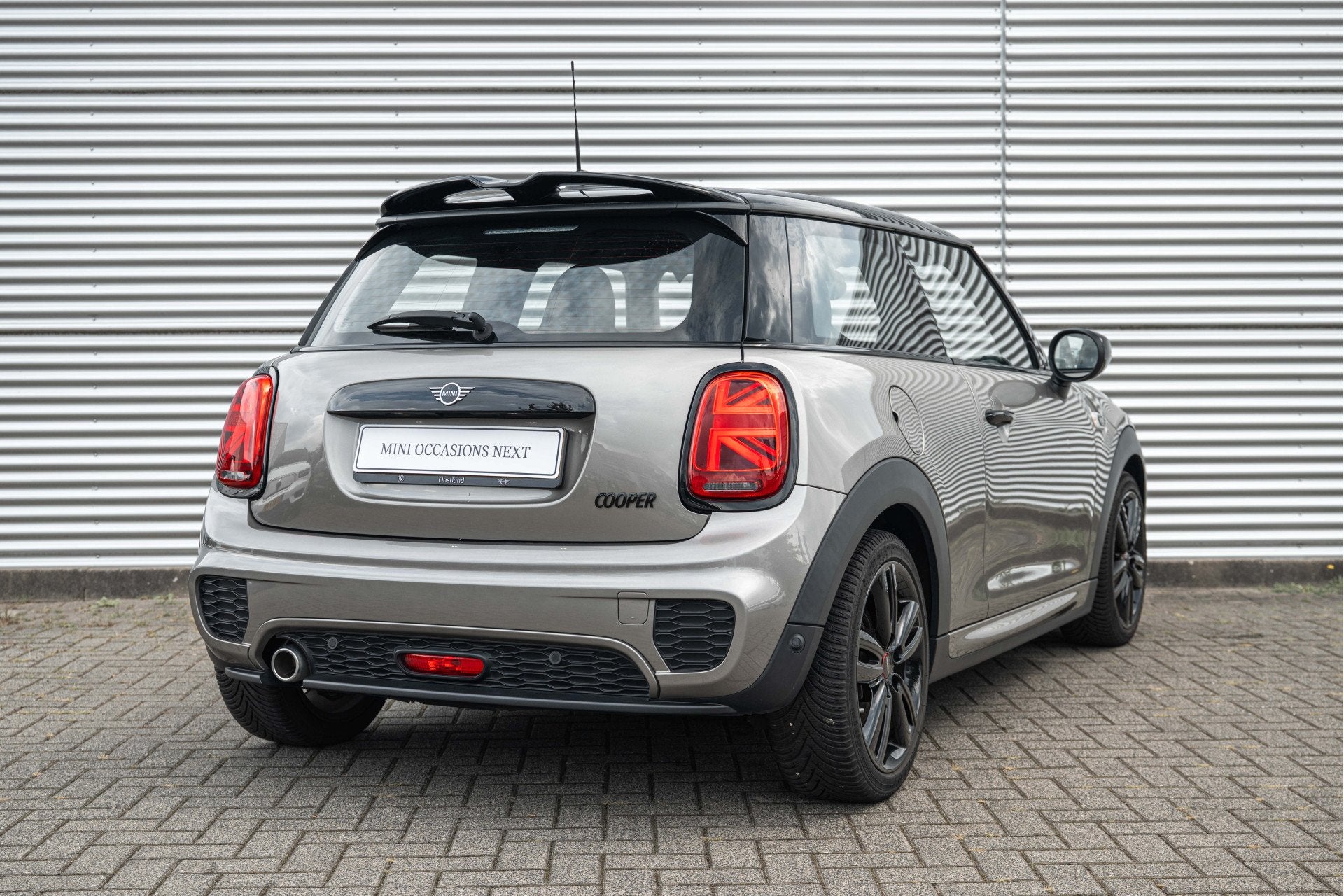 MINI Hatchback Cooper JCW Automaat / Comfort Access / LED /, Auto's, Dealer onderhouden, Gebruikt, Met garantie (alle), 4 stoelen