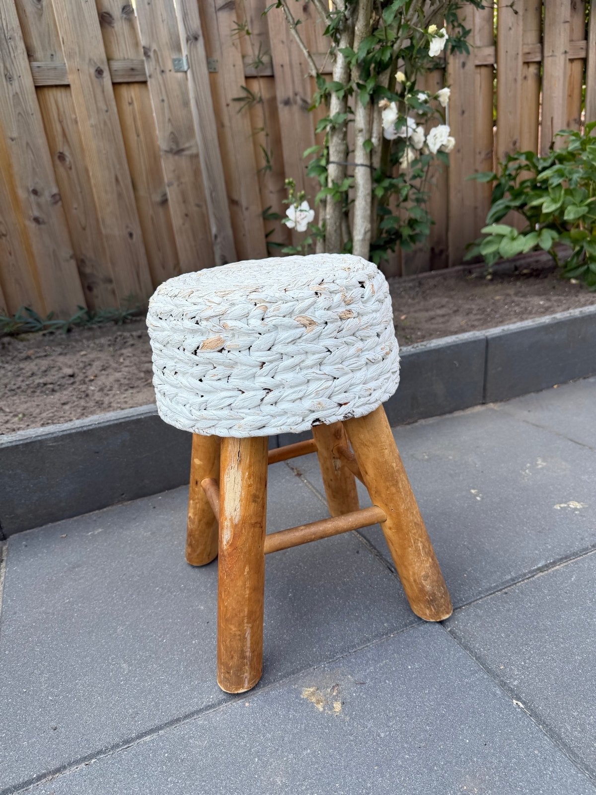 Decoratieve kruk wit met hout met gevlochten zitting, Huis en Inrichting, Ophalen, Gebruikt, Hout