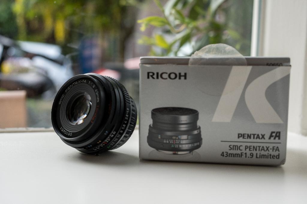 Pentax FA 43mm f/1.9 Limited - Optisch goed + OVP, Ophalen of Verzenden, Gebruikt, Standaardlens